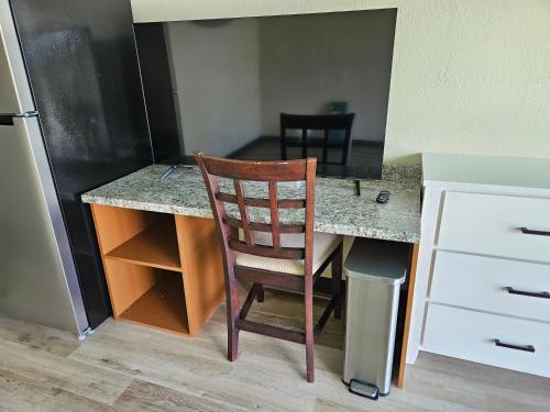 Una cocina o zona de cocina en Yonegan Plumeria Hilo Hotel