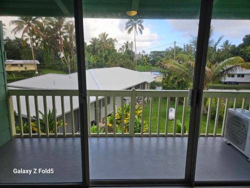Un balcón o terraza de Yonegan Plumeria Hilo Hotel