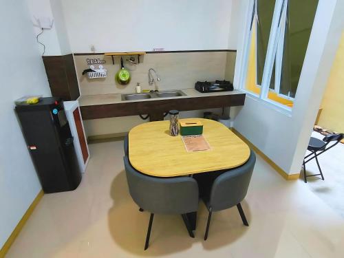 a small kitchen with a table and a sink at Pomah Guesthouse in Jatingaleh