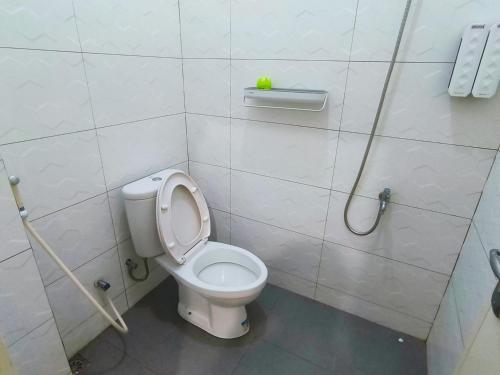 a bathroom with a toilet and a shower at Pomah Guesthouse in Jatingaleh
