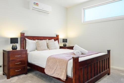 Spacious 4BR Riverfront Getaway in Taren Pointにあるベッド