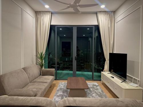 TV a/nebo společenská místnost v ubytování KLCC View Datum Jelatek Escape by Filux Holiday