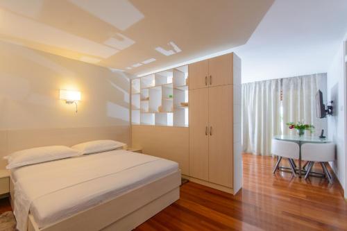 Un pat sau paturi într-o cameră la Luxury Apartment Kalebic