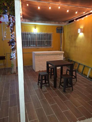 eine Terrasse mit einem Tisch, Bänken und Lampen in der Unterkunft Casa Vera in Izamal
