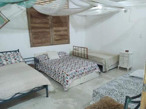 a bedroom with two beds in a room at Habitación 6 personas in Moñitos