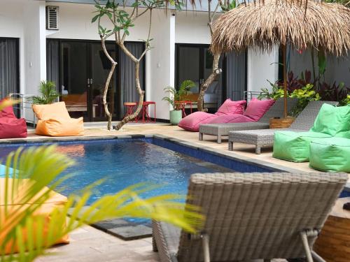 Bazén v ubytování Summer of Surf Hostel Uluwatu nebo v jeho okolí