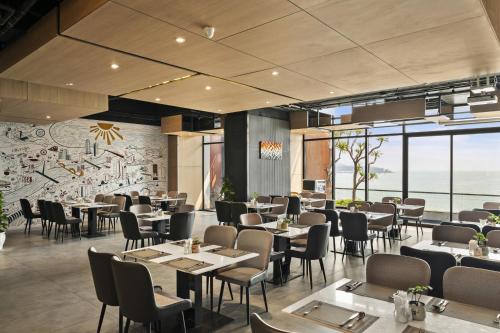 Restaurace v ubytování The Code Hotel & Spa Da Nang - Complimentary Daily Afternoon Tea in Sky Bar
