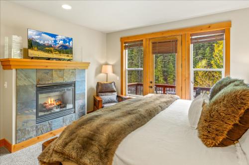 a bedroom with a fireplace and a bed at White Water Lodge in Leavenworth