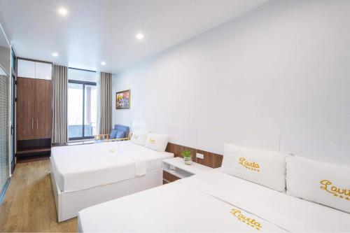 um quarto com duas camas brancas num quarto em Lavita villa Resort 1 em Sóc Sơn