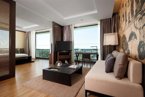 坤敬Avani Khon Kaen Hotel & Convention Centre的带沙发和桌子的客厅