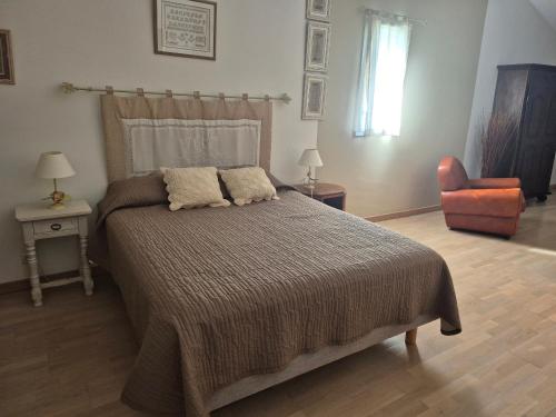 - une chambre avec un lit et une chaise orange dans l'établissement Appartement de standing, terrasse, climatisation, parking sécurisé - FR-1-776-126, à Argelès-sur-Mer