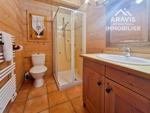 une salle de bain avec une douche, des toilettes et un lavabo dans l'établissement Chalet mitoyen à St Jean de Sixt - 3 chambres - FR-1-391-205, à Saint-Jean-de-Sixt
