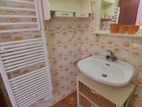 une salle de bain avec un lavabo blanc et un miroir dans l'établissement Studio Montagne, Balcon Sud, 4 Pers, Le Grand-Bornand - FR-1-458-215, au Grand-Bornand