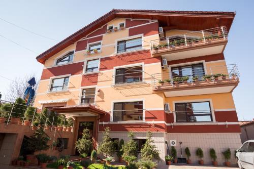 un edificio con balcones y macetas. en Pensiunea President, en Deva