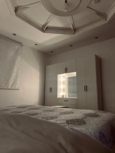 Katil atau katil-katil dalam bilik di شقة النخيل المخدومة - Palm Hotel Apartments