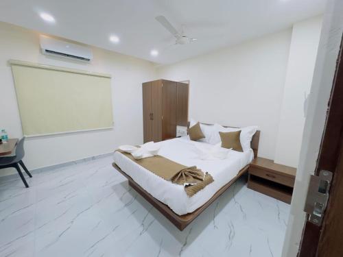 Una cama o camas en una habitación de Hotel Apex Inn Hyderabad Airport