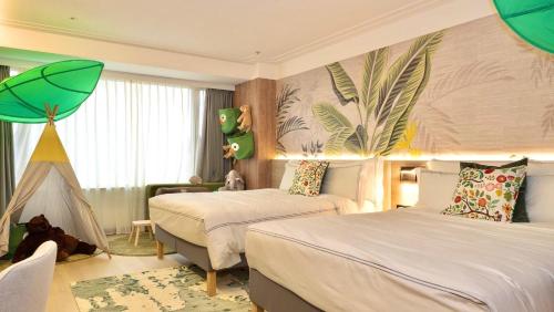 a bedroom with two beds and a green umbrella at Fullon Poshtel Jhongli in Zhongli
