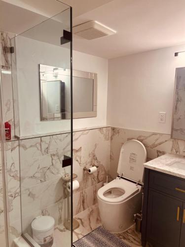 Un baño de Herndon Serenity Quarters