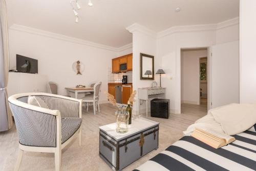uma sala de estar com um sofá e uma mesa em Appartement-Villa Steinfurth em Binz