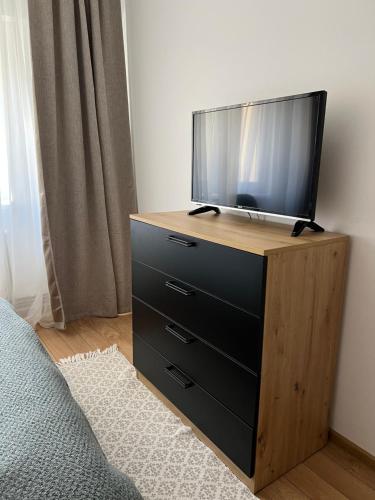 Μια τηλεόραση ή/και κέντρο ψυχαγωγίας στο Apartament centru