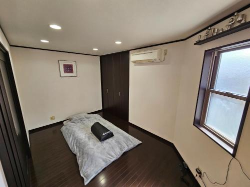 壱岐市にあるIkinomannaka - Vacation STAY 58080vの小さな客室で、角に犬用ベッド1台が備わります。