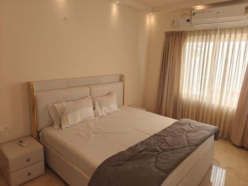 Un ou plusieurs lits dans un hébergement de l'établissement Noach Villa, Spacious with Private Pool just 30 km from E-City