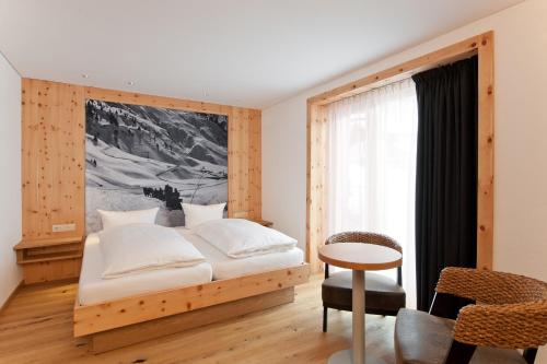En eller flere senge i et værelse på Mondschein Hotel