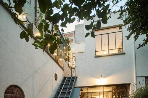 a building with a staircase leading up to a window at Apartamento nuevo con vistas a jardín cerca de Coyoacán in Mexico City
