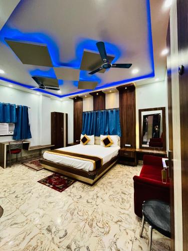 ガヤーにあるG P Guest House And Banquet Hallの青い天井のベッドルーム1室(ベッド1台付)