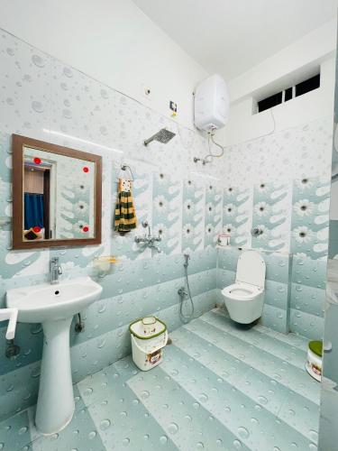 ガヤーにあるG P Guest House And Banquet Hallの青と白のバスルーム(洗面台、トイレ付)