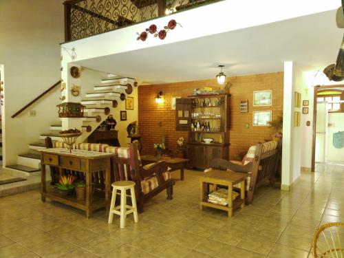 a restaurant with chairs and tables and a staircase at Chácara Tâmo na mió, Confortável casa de campo para famílias com Wifi, max 15 pessoas in Limeira