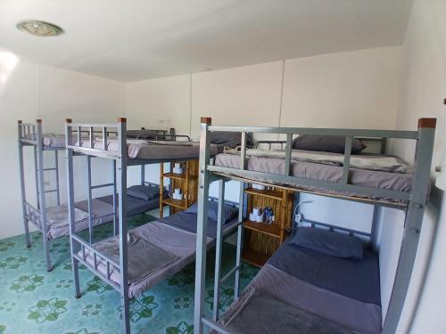 En eller flere senge i et værelse på Lanta Corsica Hostel