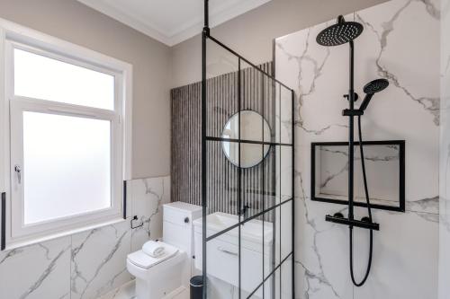 Bilik mandi di Classy private spacious flat