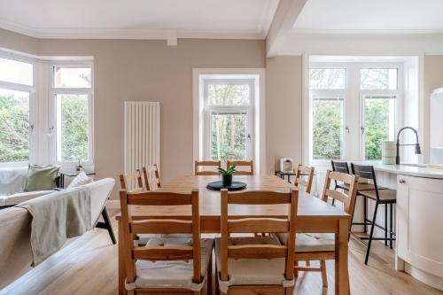 Ruang duduk di Classy private spacious flat