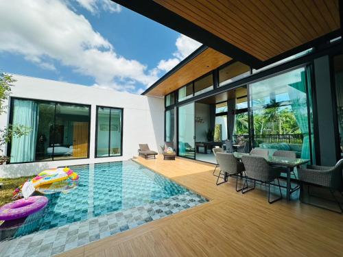 an infinity pool in the middle of a house at บ้านไร่มีสุข Baanrai Meesuk in Surat Thani