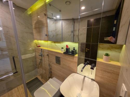 Ένα μπάνιο στο Luxury One Bedroom Apartment In Bahrain Bay