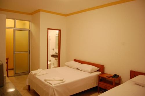 En eller flere senge i et værelse på Minas Hotel Unidade Rodovia