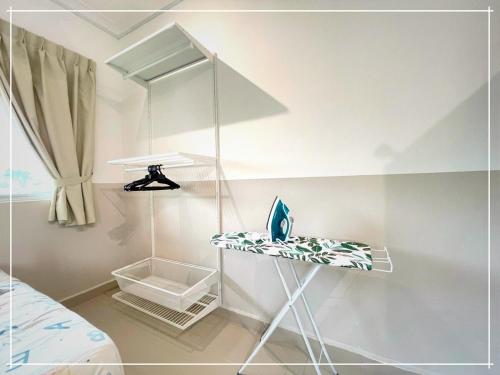 Cette chambre comprend un lit et une table avec une balançoire. dans l'établissement Tiara Desaru Residence by UCome Homestay, à Bandar Penawar