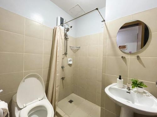 un bagno con wc, doccia e lavandino di Cozy & Affordable Stay Near Bgc #rt33005 a Manila