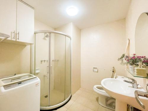 Best Staycation in BGC Central #aatft13j في مانيلا: حمام مع دش ومغسلة ومرحاض