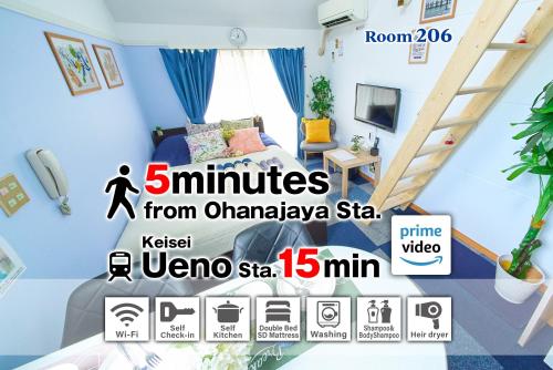 Zimmer eines Hotels mit einem Bett und einem TV in der Unterkunft SC 206 Cozy Private Stay with Loft Near Station Free WiFi in Tokio