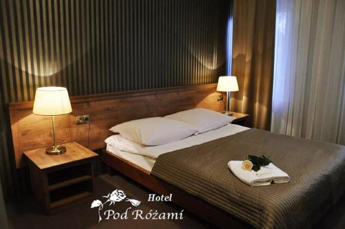 Een bed of bedden in een kamer bij Hotel POD RÓŻAMI