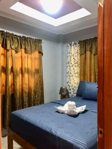 Ένα ή περισσότερα κρεβάτια σε δωμάτιο στο 3BR Oceanfront Vacation House in Lila, Bohol