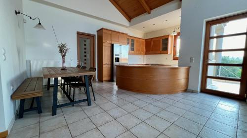 Η κουζίνα ή μικρή κουζίνα στο Modern villa overlooking Mytilene
