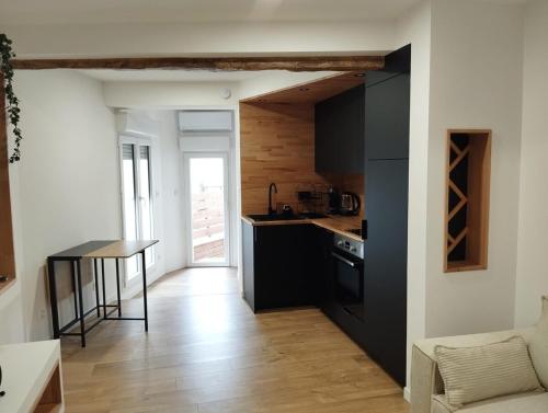 Kuchnia lub aneks kuchenny w obiekcie Cozy 2-bedroom village house