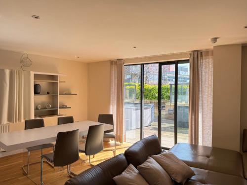 a living room with a couch and a table at Luxury 3-BR near Tower Bridge Family & Business Ready in London