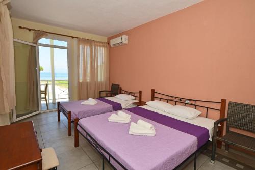 スカラ・ラクニオウにあるStudio Lazaridiの海の景色を望む客室で、ベッド2台が備わります。
