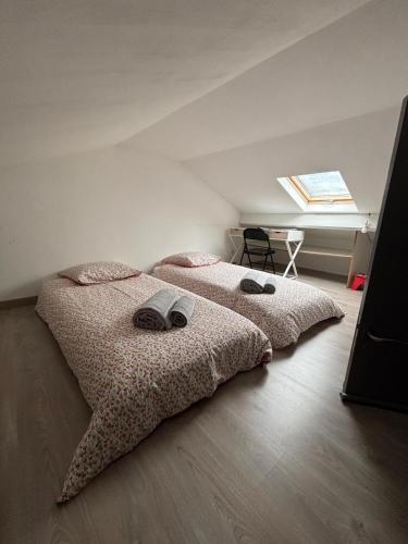 - une chambre avec 2 lits avec des oreillers et une fenêtre dans l'établissement Duplex à la frontière de Monaco, à Beausoleil