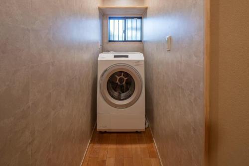 a washing machine in a room with a window at 雅 仙石原 温泉旅館 Miyabi Sengokuhara Onsen Ryokan in Hakone