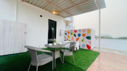 Bazén v ubytování BluO Penthouse - DLF CyberCity, BathTub Terrace Garden #staycation nebo v jeho okolí